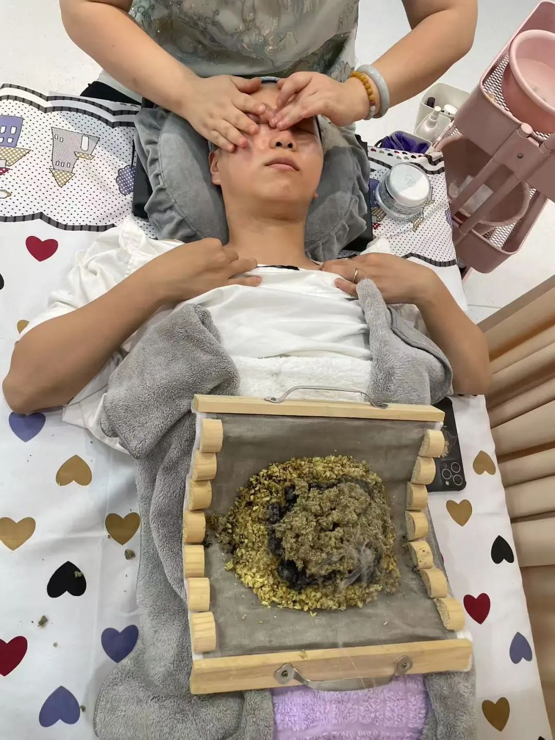 南报国医馆周海花正在为客人做十指点穴中医面部护理【客人另加做腹部督脉灸治疗】