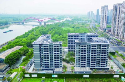 6月11日，建邺区G116南京河西南租赁社区基本完工，进入装饰收尾阶段，预计7月投用。项目含3幢11层住宅楼约400套房源，还规划了空中连廊、健身房等多样公共空间与设施。南京日报/紫金山新闻记者 段仁虎 摄
