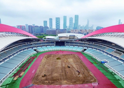 6月10日，南京奥体中心体育场内，工人正在更换草坪，迎接即将到来的“苏超”赛事。 南京日报/紫金山新闻记者 冯芃 摄