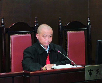 坐在审判席上的史俊杰。 通讯员供图
