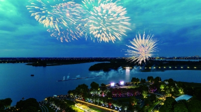 6月14日，“风吹半夏 相拥高淳”烟花大会点亮水慢城夜空。 通讯员 虞彬 南京日报/紫金山新闻记者 刘全民 摄