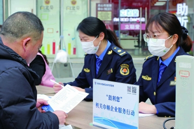 鼓楼区在政务服务中心广场举办“鼓利您·机关巾帼企业服务日”活动，区行政审批局、市场监管局、住房保障和房产局等单位参加，现场为企业、群众提供政策咨询、民生问题接诉。通讯员 吴茜茜 南京日报/紫金山新闻记者 徐琦 摄