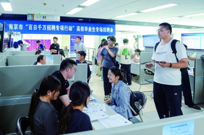 6月25日，市人社局举办“职引未来 筑梦青春”高校毕业生专场招聘会，现场求职氛围热烈，供需两旺。南京日报/紫金山新闻记者 孙中元 摄