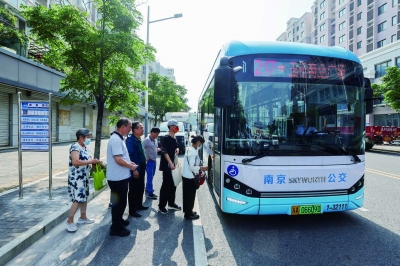 6月26日，南京公交217路正式开通运营。 通讯员 宁交执 南京日报/紫金山新闻记者 徐琦 摄