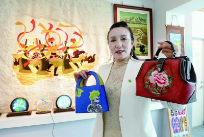 湟源皮绣非遗代表性传承人展示作品。 南京日报/紫金山新闻记者 杜文双 摄