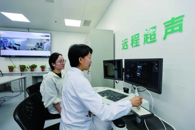 江苏省肿瘤医院、淮安市肿瘤医院同步启动“5G远程超声诊断平台”项目，实现江苏省肿瘤医院本部专家远程操作超声机器人进行淮安患者的“零距离”超声诊断。 通讯员 胥林花 南京日报/紫金山新闻记者 徐琦 摄
