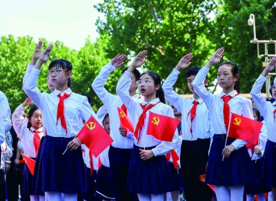 7月1日，雨花台烈士陵园举行庄严的升国旗仪式，少先队员们面向五星红旗行少先队队礼。 南京日报/紫金山新闻记者 冯芃 摄
