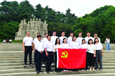 7月1日，雨花台烈士陵园举办庄严的仪式，庆祝中国共产党成立104周年。南京日报/紫金山新闻记者 孙中元 摄
