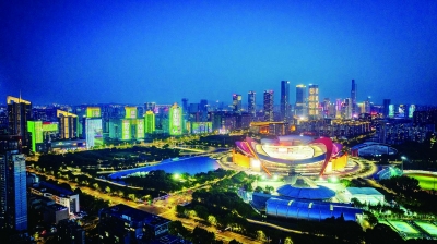 昨晚，夜幕降临，包括河西CBD楼群、金鹰世界、华采天地、双子塔等在内的南京奥体中心周边地标建筑整体点亮，“苏超”氛围感拉满！7月5日，江苏省城市足球联赛第六轮，南京队将在南京奥体中心主场迎战苏州队。 南京日报/紫金山新闻记者 段仁虎 通讯员 赵裕华 摄