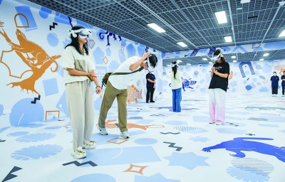 “观天下·坤舆万国全图——南京博物院VR大空间沉浸式展览”将于7月10日开放。图为部分游客正在抢鲜体验VR展览。 南京日报/紫金山新闻记者 董家训 摄