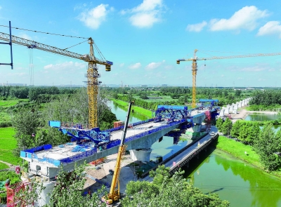 7月8日，宁淮城际铁路南京段跨妯娌河连续梁合龙。该铁路是江苏沿江城市群城际铁路骨干线及长三角轨道交通网重要部分，建成后南京与淮安实现1小时直达，将完善交通网，便利出行，促进区域经济社会发展及长三角一体化。通讯员 解勇 南京日报/紫金山新闻记者 徐琦 摄