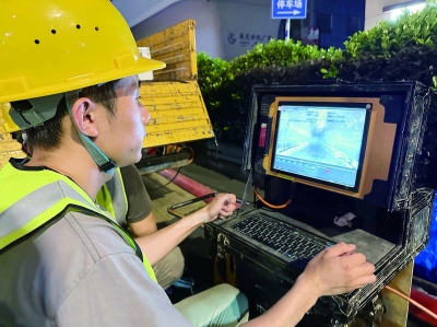 工人查看管道机器人巡查画面。南京日报/紫金山新闻记者 何钢 摄