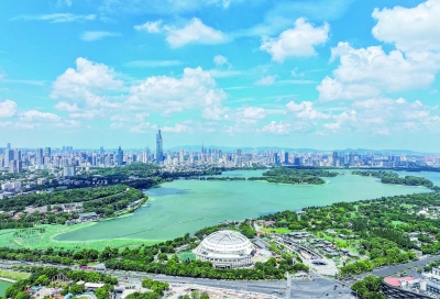 7月8日上午，受台风“丹娜丝”外围影响，南京现“水晶天”，碧空澄澈，清风拂过，白云漫卷。朵朵祥云与城市地标交相辉映，构成一幅幅绝美画卷，令人心旷神怡。 南京日报/紫金山新闻记者 徐琦 段仁虎 摄