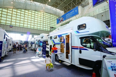 近日，市民在南京国际展览中心举办的房车展上参观体验，感受和了解户外休闲生活新方式。展会汇聚了近千辆房车和百家品牌，涵盖自行式房车、拖挂房车、房车零部件等，拓展休闲度假旅游消费新业态、新场景。近年来，随着露营经济不断升温，越来越多民众关注房车露营体验，走进大自然，体验不一样的烟火生活。 南京日报/紫金山新闻记者 段仁虎 摄