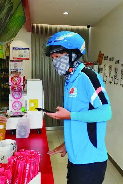 大学生蒋文昊在取餐。 实习生 赵梓君 摄