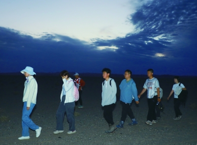 图为戈壁徒步现场。扬奥体育负责人李卫民供图