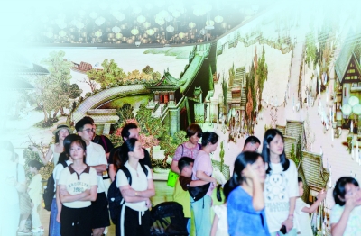 暑期，位于德基艺术博物馆内的《金陵图》数字画卷前，观众络绎不绝。 南京日报/紫金山新闻记者 戚珂嘉 摄
