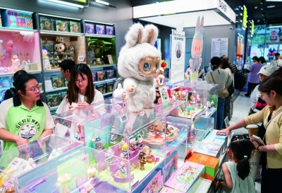 位于新街口商圈的一家潮玩店内热闹非凡，各种款式的盲盒、玩偶等商品销售火爆。 南京日报/紫金山新闻记者 戚珂嘉 摄
