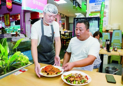 市民在锁金农贸市场用餐，该农贸市场经升级改造后创新尝试“将餐馆搬进菜市场”。 南京日报/紫金山新闻记者 戚珂嘉 摄