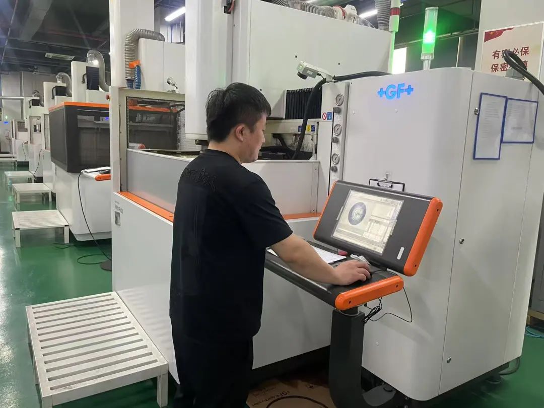 集萃精密所工作人员正在生产航空航天器发动机关键零部件。