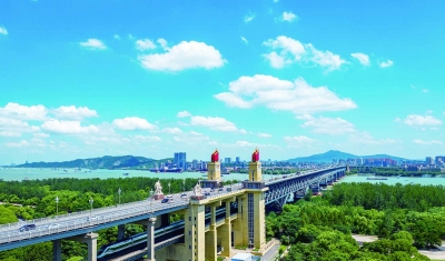 八月十四日，南京迎来碧蓝晴空“水晶天”，长江大桥附近，干净澄澈的蓝天，轻风漫卷白云，山水城林如画，令人心旷神怡。 通讯员 赵裕华 南京日报/紫金山新闻记者 段仁虎 摄