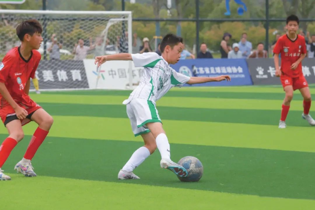 南京市鼓楼区第一中心小学足球队在2025年度“省长杯”江苏省青少年校园足球联赛小学男子甲组决赛中夺魁，蝉联该组别冠军。