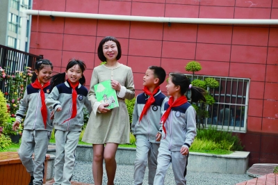 银城小学吴悦老师和学生在一起。 学校供图