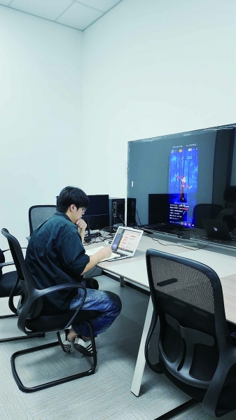 吴昊正在进行新主题策划。南京日报/紫金山新闻记者 曹子烨 摄