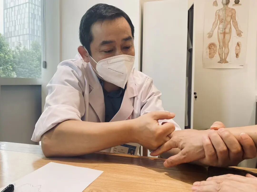门诊中，倪主任正在给王女士进行康复治疗。