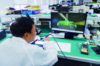 生产车间内，工作人员正在进行电极、芯片的焊接。 南京日报/紫金山新闻记者 孙中元 摄