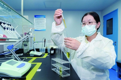 实验人员正在进行试剂调制。 南京日报/紫金山新闻记者 孙中元 摄