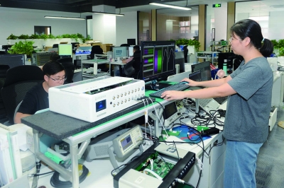 工作人员正在对脑机接口产品进行研发、测试。南京日报/紫金山新闻记者 孙中元 摄
