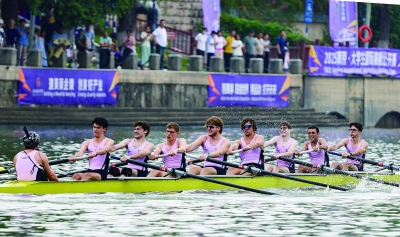 9月14日，2025南京·大学生国际赛艇公开赛圆满结束。图为“超船追逐表演赛”中，选手们逐浪前行。 南京日报/紫金山新闻记者 冯芃 孙中元 摄