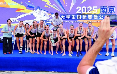 与往年相比，本次比赛的女子项目首次以独立单元登场。赛后，摘得桂冠的华盛顿女子赛艇队对着镜头展示健美的肌肉线条。
