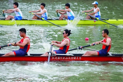 肌肉紧绷，水花飞溅。“Bump Race超船追逐赛”中，选手们全力挥桨、你追我赶，展现团队协作之美。