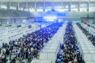 昨天，第十七届中国留学人员南京国际交流与合作大会暨青年人才交流（招聘）会在南京国际博览中心举行。 南京日报/紫金山新闻记者 崔晓 沐剑平 摄