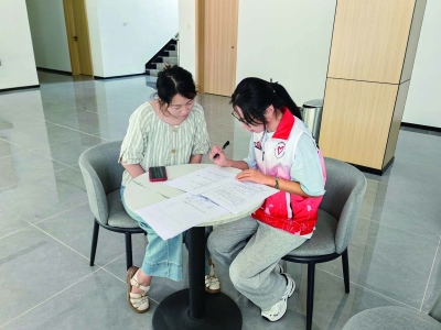 庄梦妮（右）正在协助关工委“进万户”调研。 受访者供图