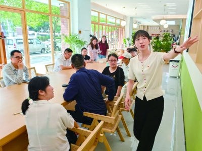 社区工作人员在介绍圆桌会议题。南京日报/紫金山新闻记者 于志兵 摄