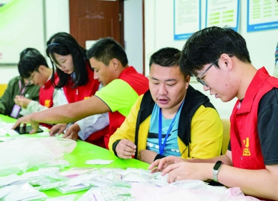 就读于南师大金陵女子学院家政学专业的研究生们在葛塘街道快易洁残疾人之家开展志愿服务。
