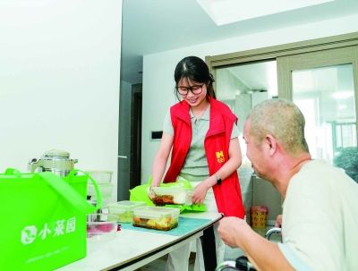 刘红为小区内老人送午餐。