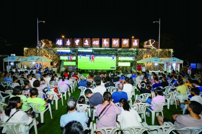 8月17日晚，“苏超”第九轮南京队对阵盐城队，众多球迷在银杏里文化艺术街区观看赛事直播。南京日报/紫金山新闻记者 崔晓 冯芃 段仁虎 王璠 沐剑平 摄