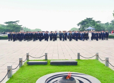 今年9月30日是第十二个烈士纪念日，当天上午，江苏省暨南京市各界向雨花台烈士敬献花篮仪式举行。 吴胜 邵丹 摄