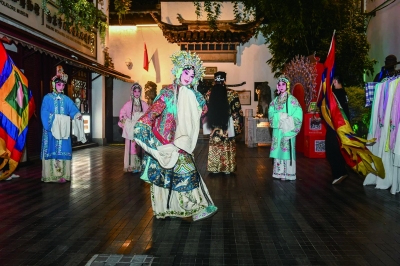 9月30日，南京甘家大院推出沉浸式夜游“今熙有戏”。 南京日报/紫金山新闻记者 董家训 摄