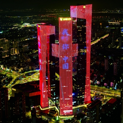  9月30日晚，河西金鹰世界等地标建筑亮起主题灯光秀。通讯员 赵裕华 南京日报/紫金山新闻记者 段仁虎 摄 