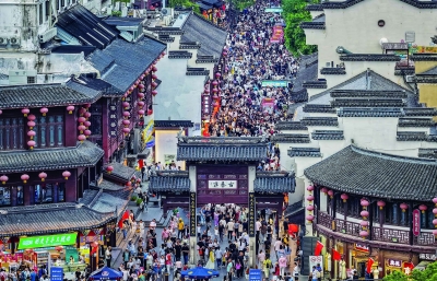 国庆中秋假期，南京夫子庙景区迎来众多游客，现场热闹非凡。 南京日报/紫金山新闻记者 董家训 摄