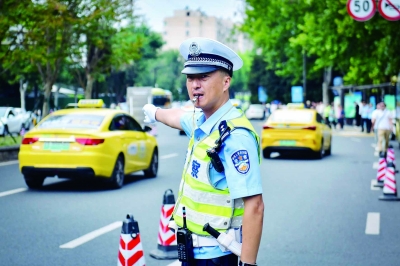 中山门大街博爱路路口是钟山风景区交通压力最大的入口，交警马萧10月1日以来都值守在岗。 南京日报/紫金山新闻记者 段仁虎 摄