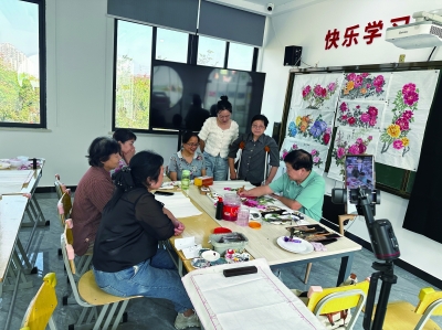 裔建生传授国画技巧。南京日报/紫金山新闻记者 陈燕飞 摄