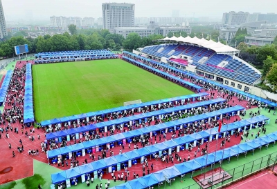   10月15日，“就在南京 共赢未来”校招直通车在河海大学江宁校区举办。478家优质企业携超40000个岗位参会，涉及水利建设、新材料、新能源、新一代信息技术等产业，吸引众多毕业生现场洽谈。 南京日报/紫金山新闻记者 孙中元 摄