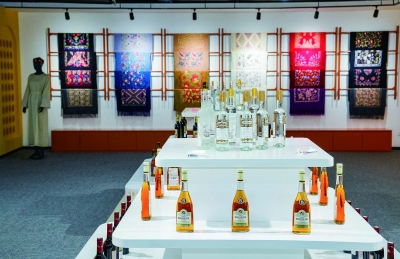 ▲江苏中亚中心内展出多种特色产品。