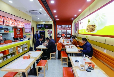 10月16日，顾客在店内用餐。 通讯员 宁交执 南京日报/紫金山新闻记者 徐琦 摄